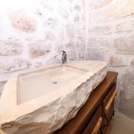 Dvor Apartment Betina (Sibenik-Knin)