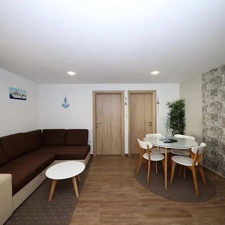 Dvor アパート ベティナ