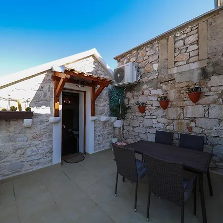 Dvor Betina (Sibenik-Knin)