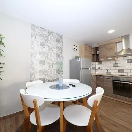 Dvor アパート ベティナ