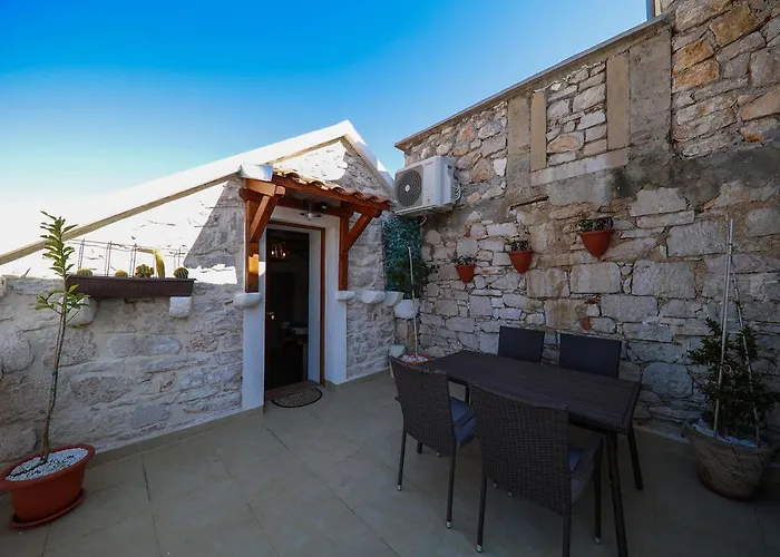 Dvor Betina (Sibenik-Knin)