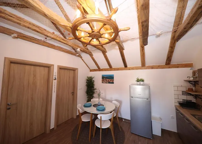 Dvor * Betina (Sibenik-Knin)