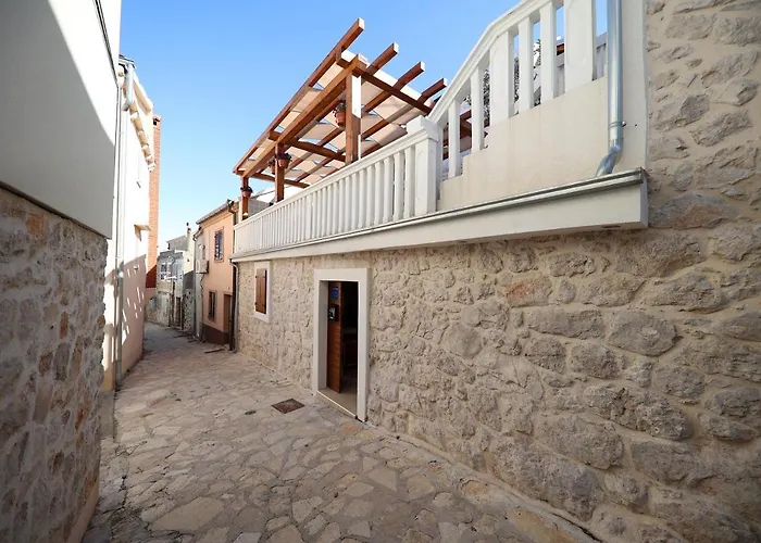 Dvor Betina (Sibenik-Knin)