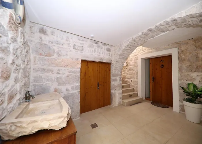 Dvor Betina (Sibenik-Knin)