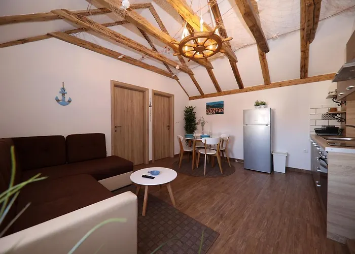 Dvor * Betina (Sibenik-Knin)