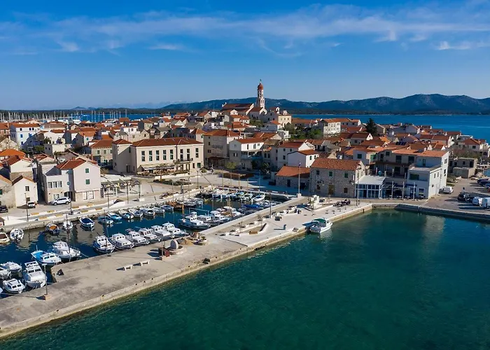 Dvor * Betina (Sibenik-Knin)